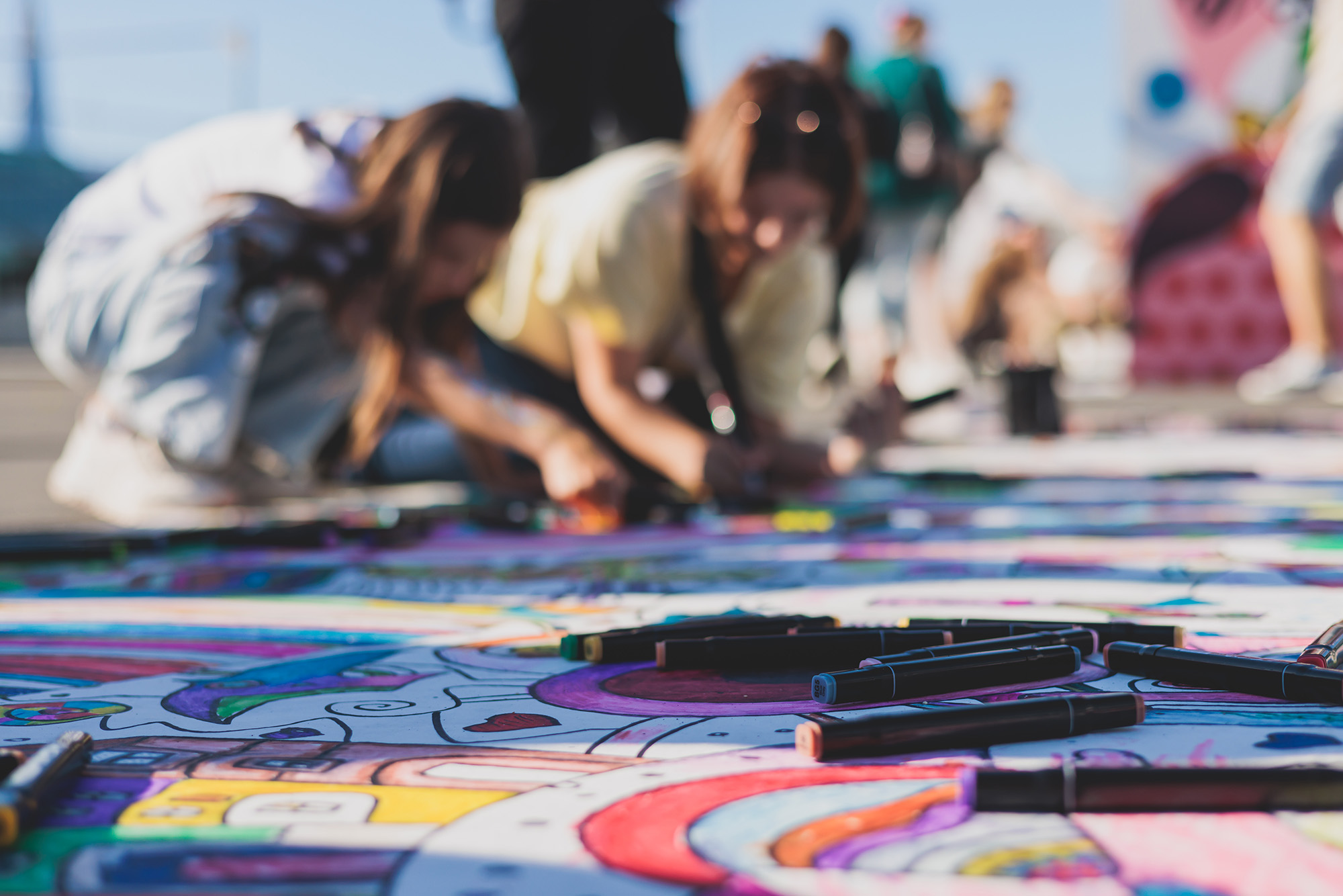 Bambini che colorano la strada con i gessetti